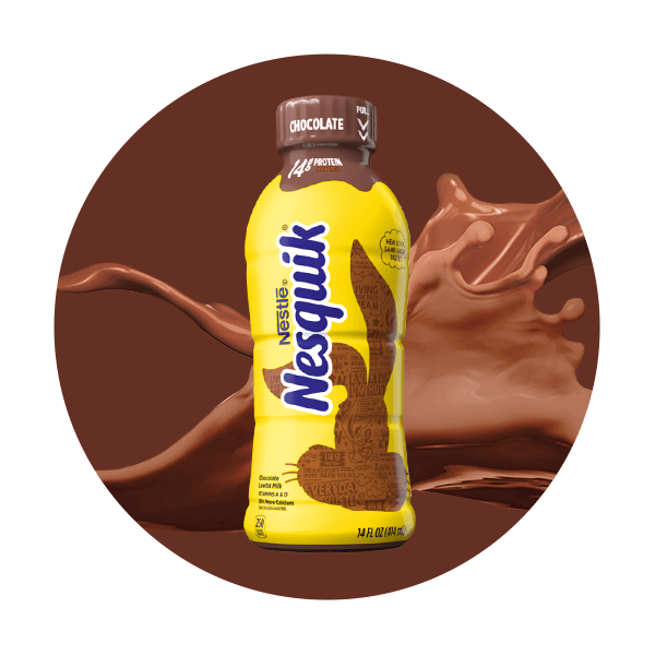Una botella de chocolate NESQUIK sobre una ola de leche de chocolate dentro de un círculo marrón. Una botella de chocolate NESQUIK sobre una ola de leche de chocolate dentro de un círculo marrón.