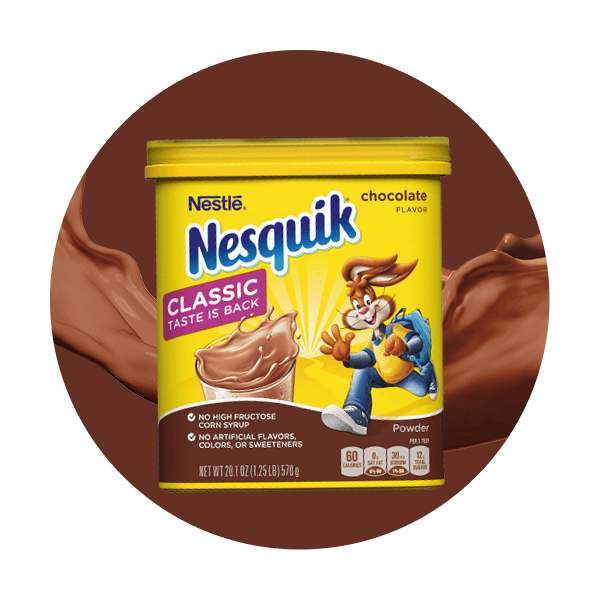 Un envase de polvo de chocolate sobre una ola de leche de chocolate dentro de un círculo marrón. Un envase de polvo de chocolate sobre una ola de leche de chocolate dentro de un círculo marrón.