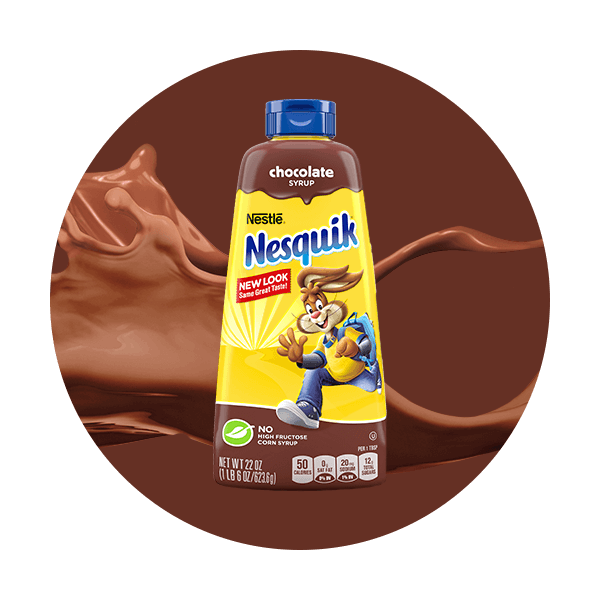 Una botella de sirope de chocolate sobre una ola de leche de chocolate dentro de un círculo marrón.