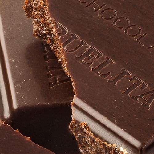 Una marqueta de chocolate ABUELITA partida{ Una marqueta de chocolate ABUELITA partida{