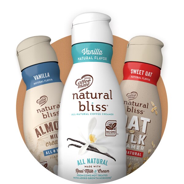 Dos frascos de creamers natural bliss® sobresalen de un círculo naranja.