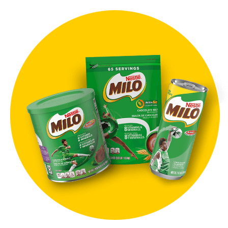 Envases de MILO en polvo y bebidas sobre un círculo amarillo