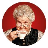 La Abuelita del logo ABUELITA™ está bebiendo chocolate caliente sobre un fondo color rojo.