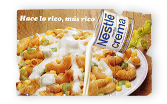 Un anuncio de Media Crema con una lata vertiendo crema de mesa sobre un plato de camarones, maíz y aceitunas.