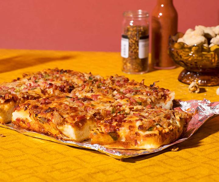 Detroit Style Pulled Pork Bacon Bbq Sauce Pizza Outsiders Pizza