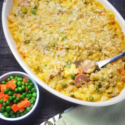 Cazuela de perritos calientes de macarrones con queso