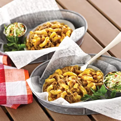Macarrones con queso con cerdo desmenuzado a la barbacoa
