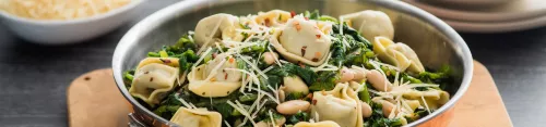 Tortelloni con frijoles blancos y escarola