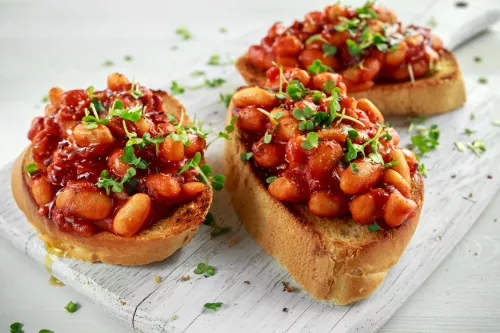 Frijoles en imagen de plato de tostadas