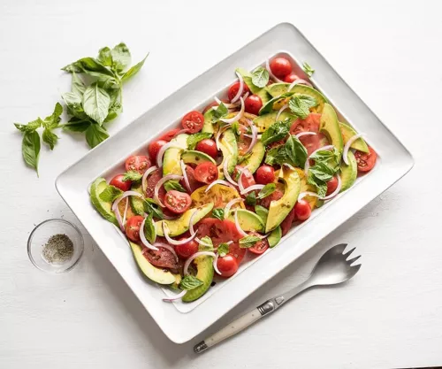 Ensalada De Tomate, Menta, Albahaca Y Aguacate