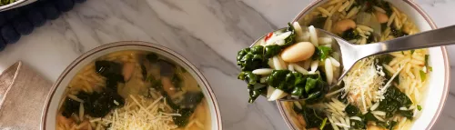 Sopa de frijoles blancos y invierno verde