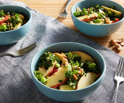 Ensalada de col rizada picada al estilo tailandés