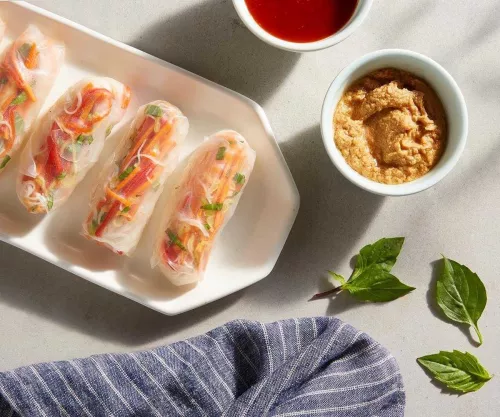 Rollitos Vegetales De Primavera Con Salsa De Maní Y Salsa De Chile Dulce