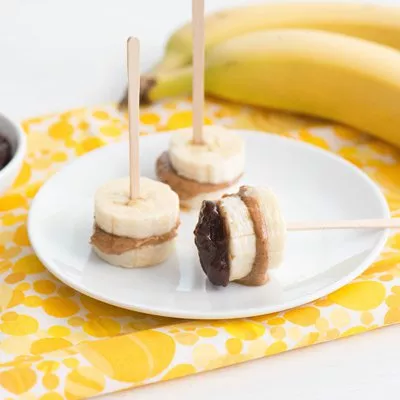 Bocadillos de Plátano con Mantequilla de Almendra y Chocolate