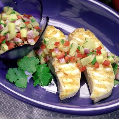 Salsa de Piña y Mango Sobre Halibut a la Parilla