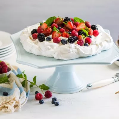 Pavlova con Crema Batida y Moras