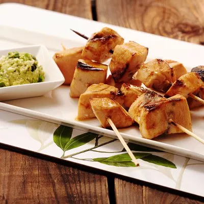 Brochetas de Pez Espada a la Plancha con Mantequilla de Aguacate