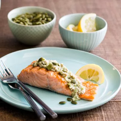 Salmón Frito con Salsa Cremosa a Nueces