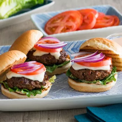 Hamburguesas de Chorizo y Carne de Res con Aderezo de Queso Fresco y Chipotle