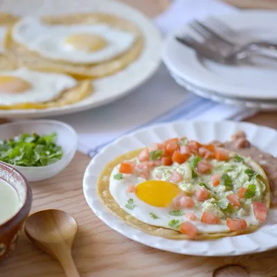 Huevos Rancheros con Salsa Picante de Queso Fresco