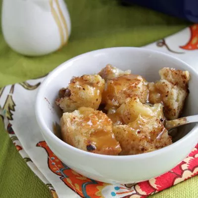Budín de pan de vainilla con salsa de vainilla