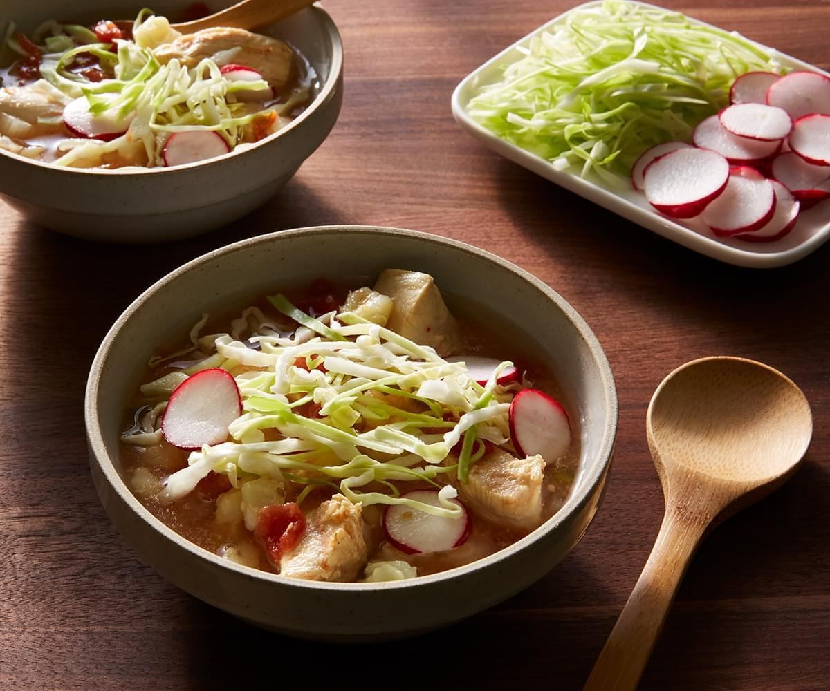 Posole de cocción lenta de pollo