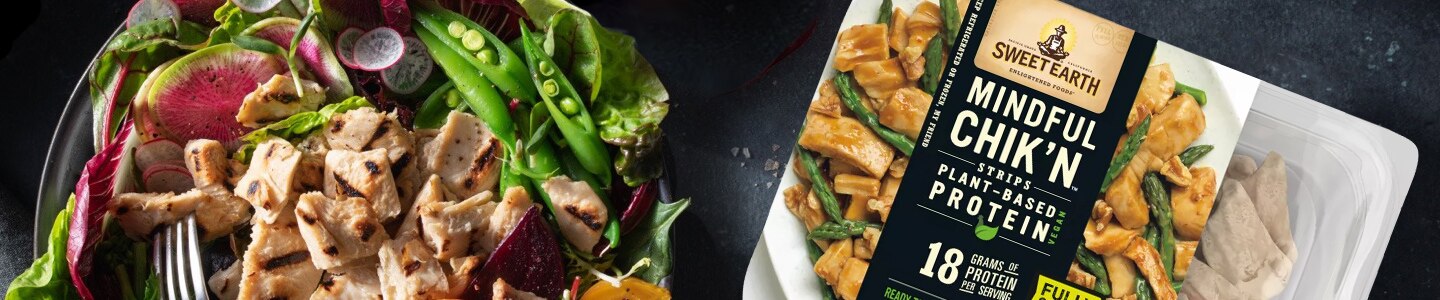 Un paquete de Mindful Chik'n Strips junto a un plato de ensalada con chik'n, guisantes, rábanos y remolachas sobre lechuga.