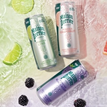 Latas de agua saborizada forever