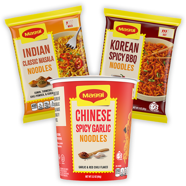 Paquetes cuadrados de fideos Indian Classic Masala y Korean Spicy BBQ detrás de una taza de Chinese Spicy Garlic Noodles.