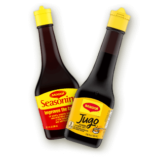Sazonadores líquidos Maggi rodeados de chiles, hierbas y especias.