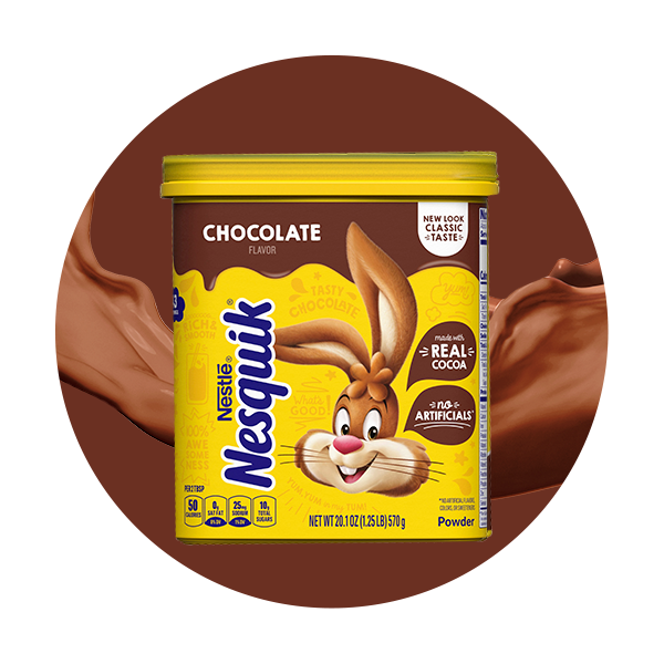 Un envase de polvo de chocolate sobre una ola de leche de chocolate dentro de un círculo marrón.