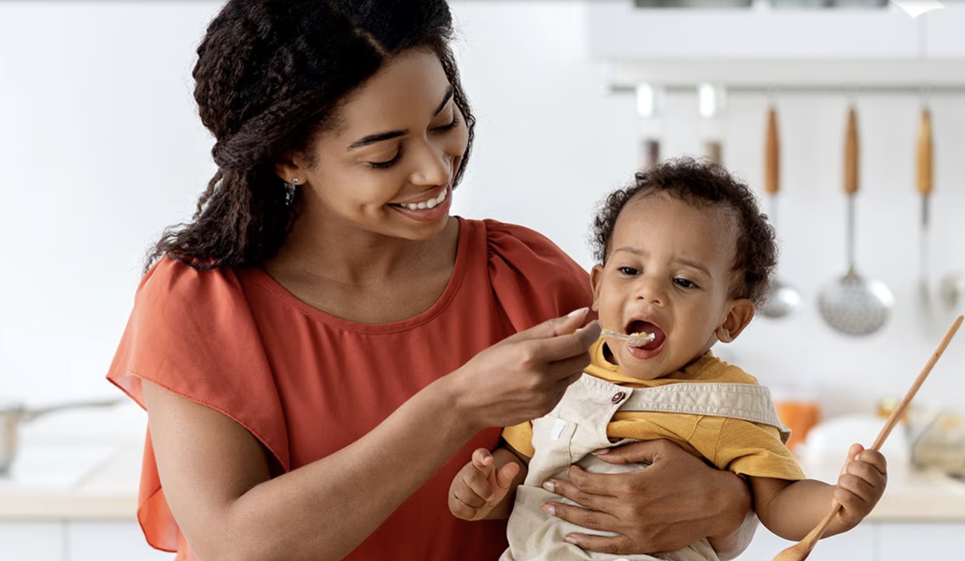 mujer sostiene a un bebé