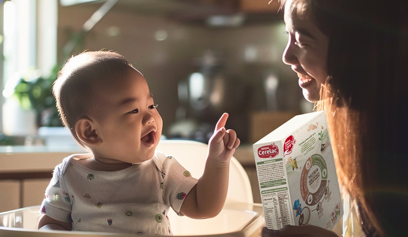 bebé señala a una mujer