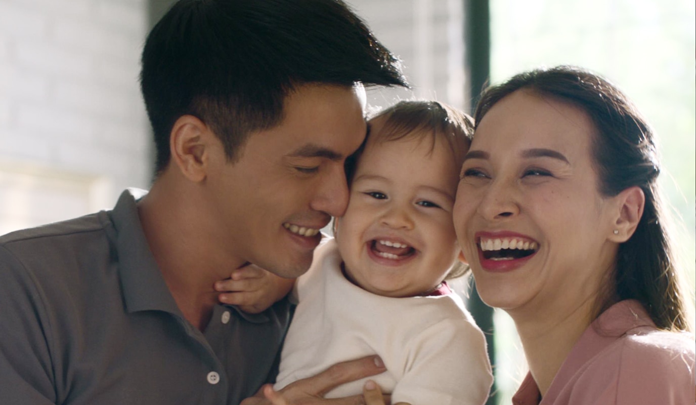 familia sonríe feliz