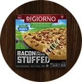 Un paquete de pizza con una etiqueta que dice "MASA RELLENA DE QUESO Y TOCINO" sobre una superficie de madera.