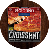 Un paquete de pizza muestra una pizza de pepperoni a la cual se le está retirando una rebanada,