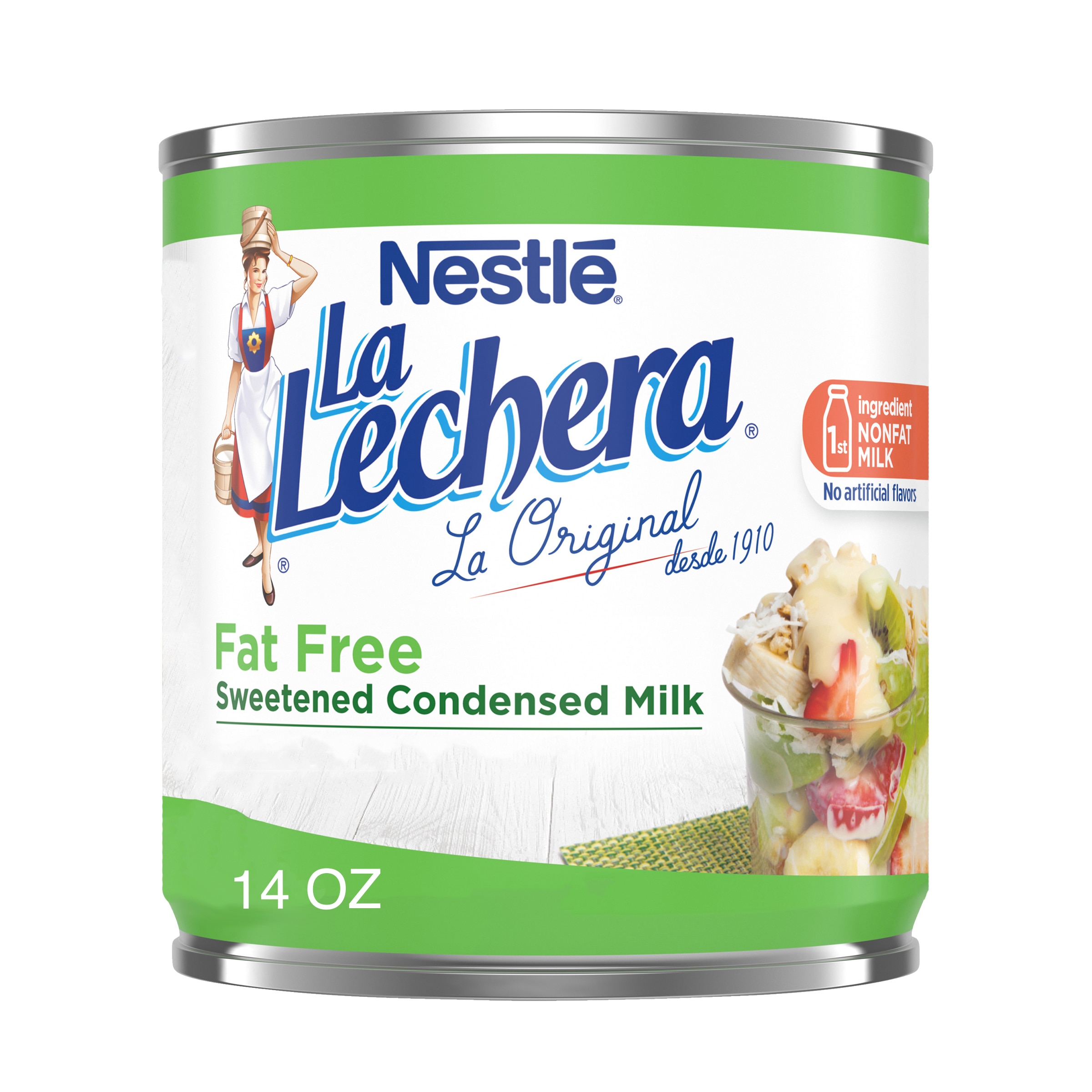 Una lata color blanco con las etiquetas color verde y el logo de La Lechera, junto a una copa de fruta rociada con leche condensada azucarada.