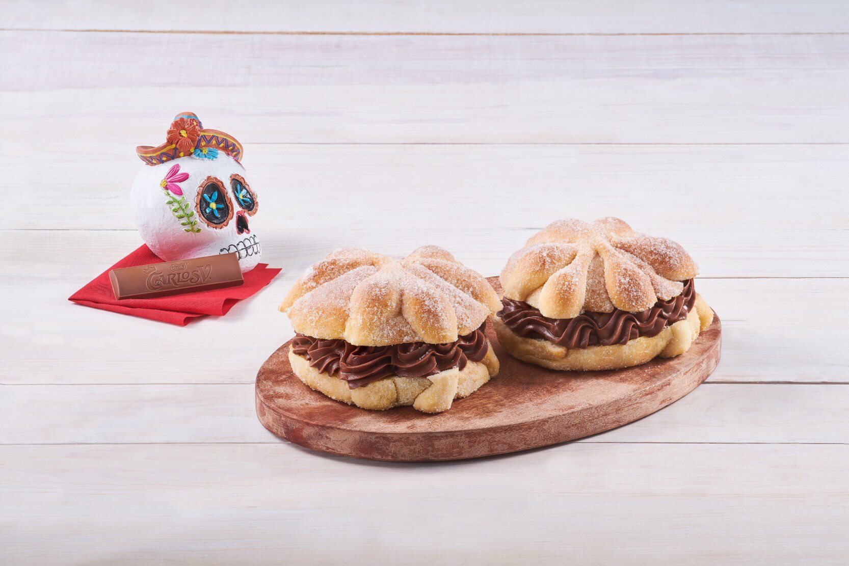 Pan de Muerto con Relleno de Carlos V