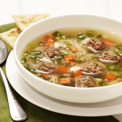 sopa de albondigas con pasta