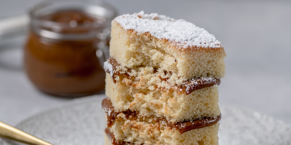 Cake Filled with Dulce de Leche