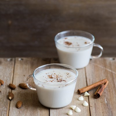Chocolate Blanco Caliente de Almendras y Caramelo