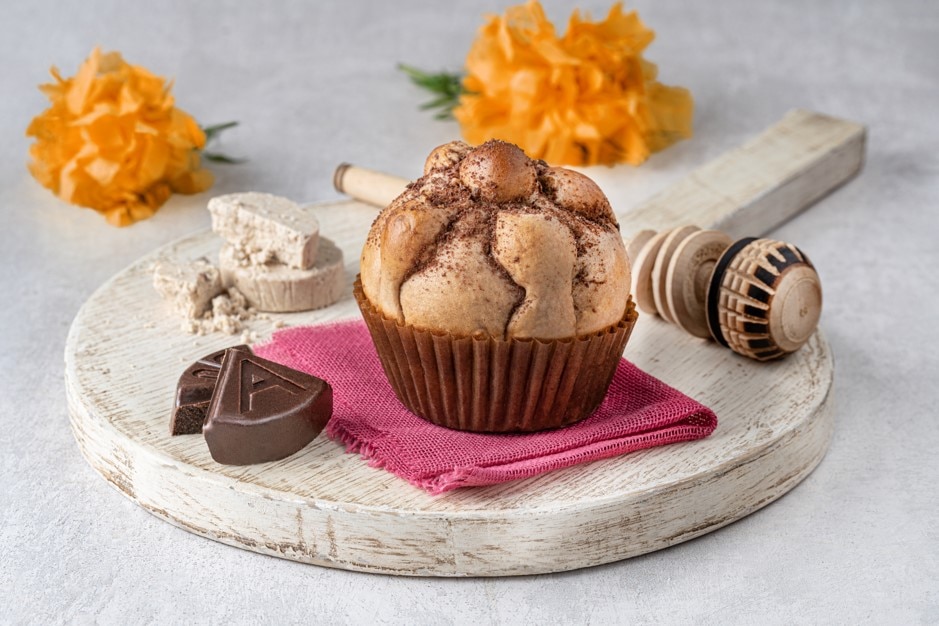 Cupcakes de Pan de Muerto con Mazapán de Chocolate