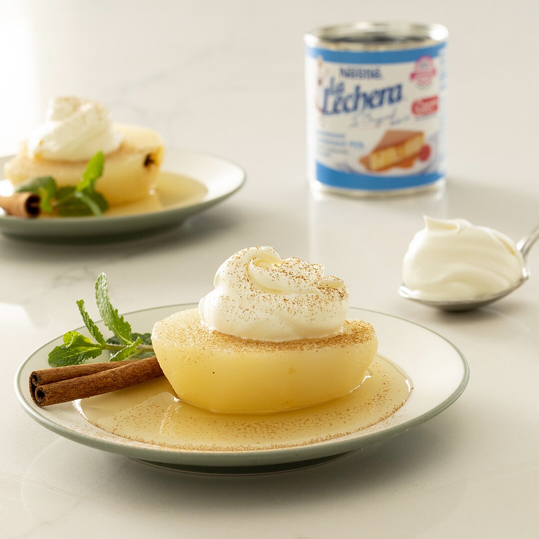 Peras Asiáticas Escalfadas con Crema Batida