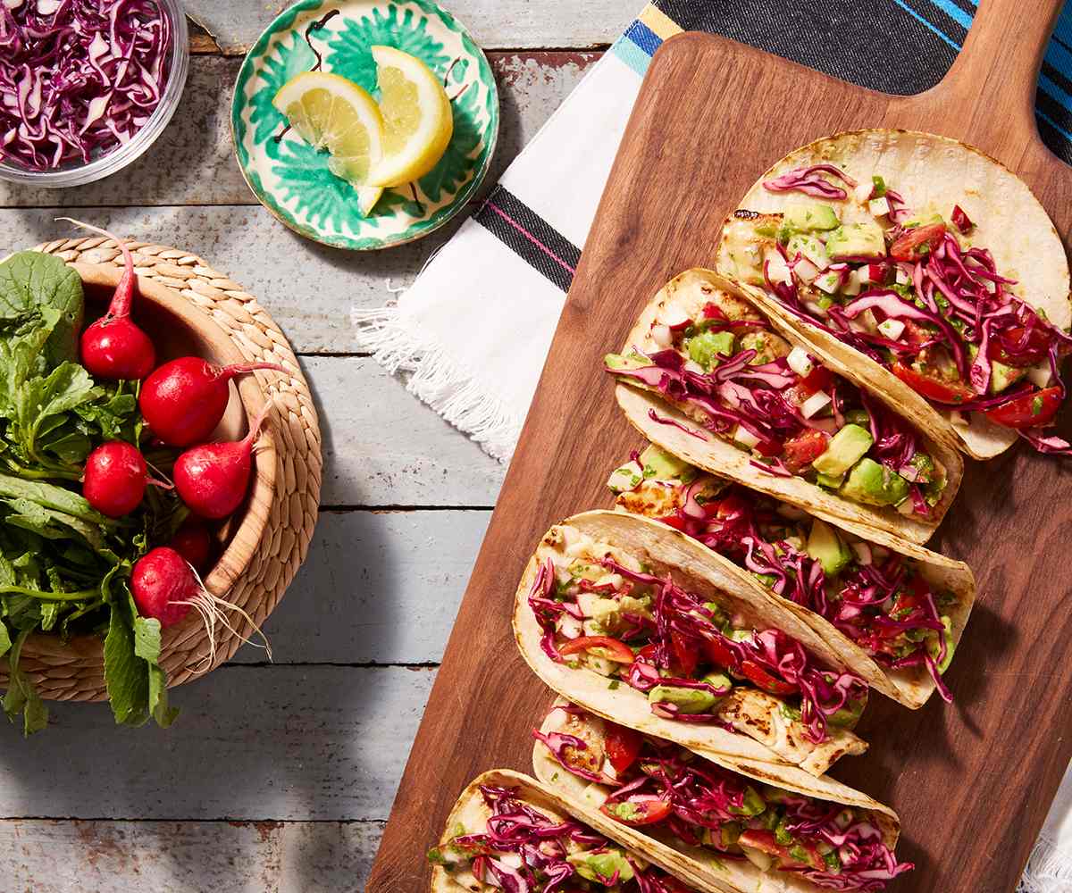Tacos De Pescado Con Salsa De Aguacate Y Repollo En Escabeche
