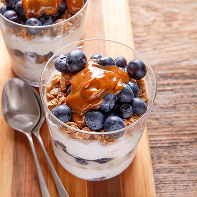 Greek Yogurt Parfait with Blueberries (Parfait de Yogur Griego con Arándanos)