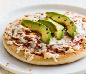Tostada de Pizza y Aguacate