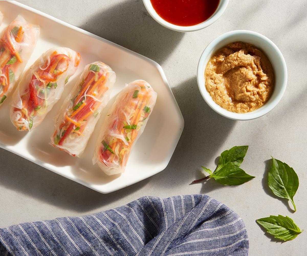 Rollitos Vegetales De Primavera Con Salsa De Maní Y Salsa De Chile Dulce