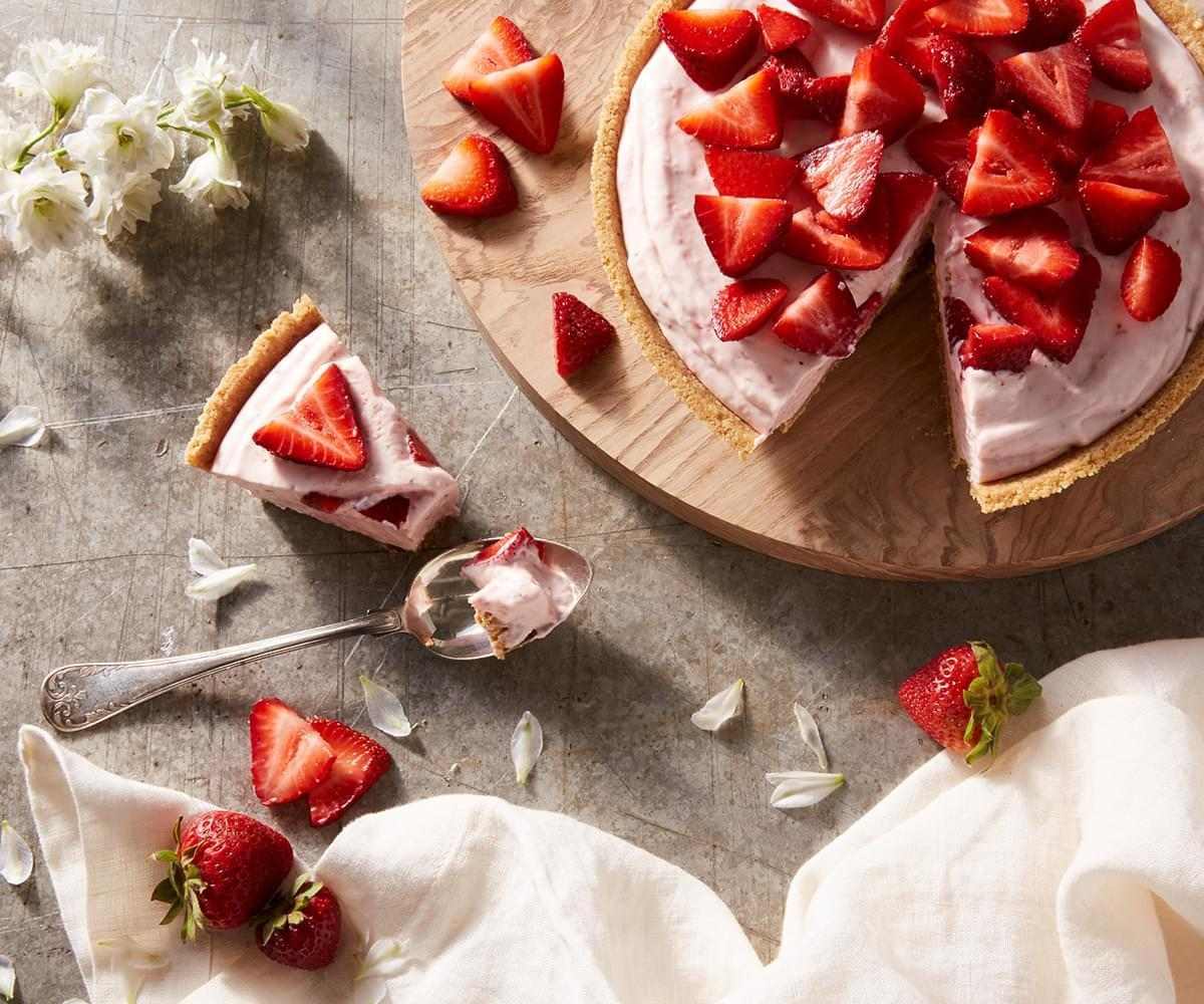 No-Bake Strawberry Cheesecake | Official LA LECHERA®