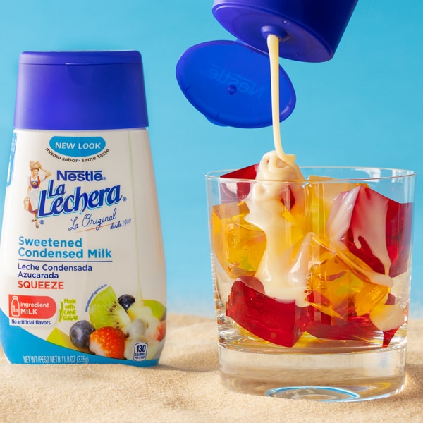 Cubos de Gelatina con Leche Condensada Azucarada