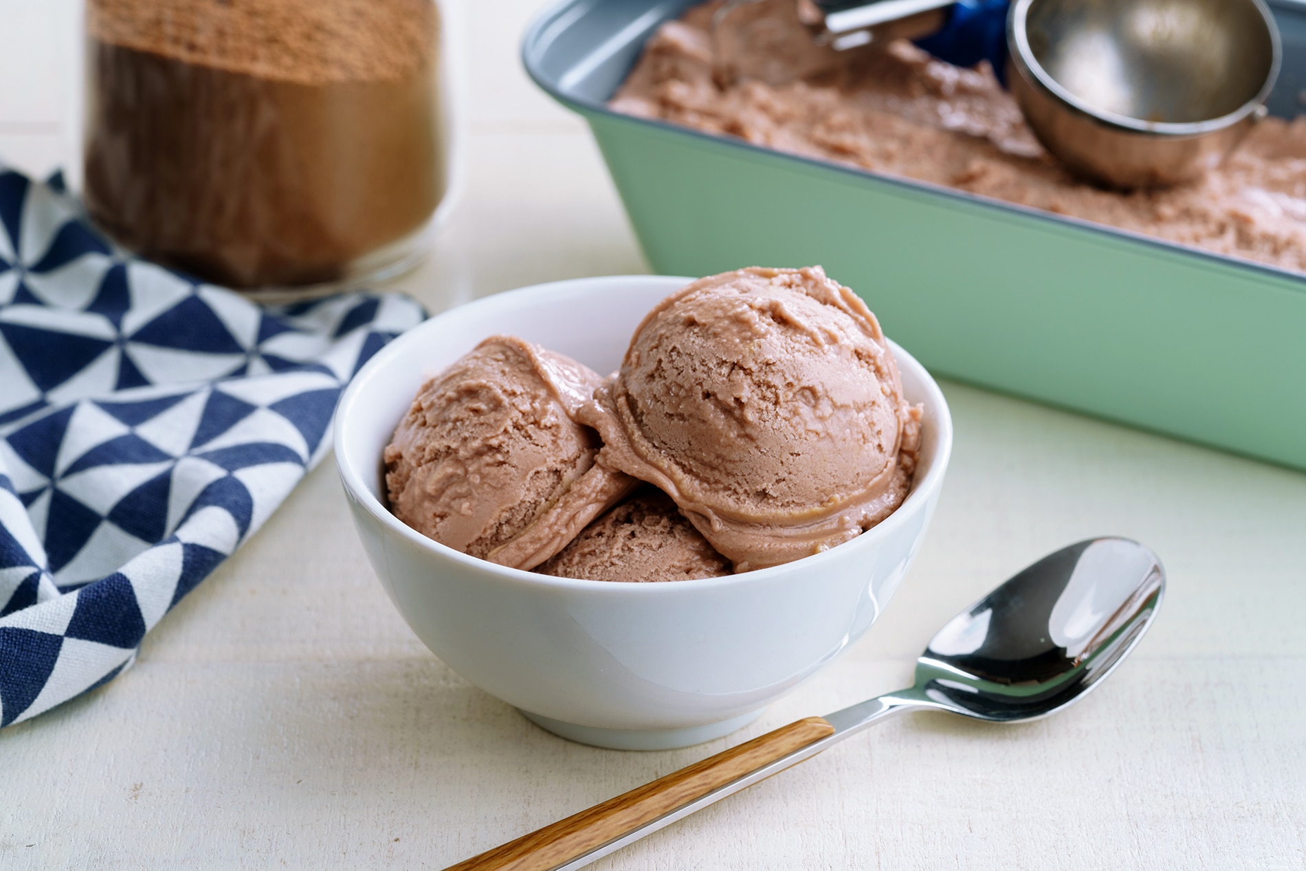 Sepiring Milo ice cream lembut dengan taburan bubuk Milo